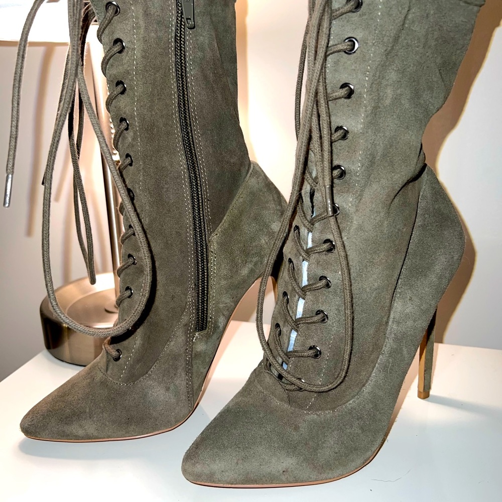 Steve Madden Fall Lace Up Boot. Suede material. Women’s size 6.